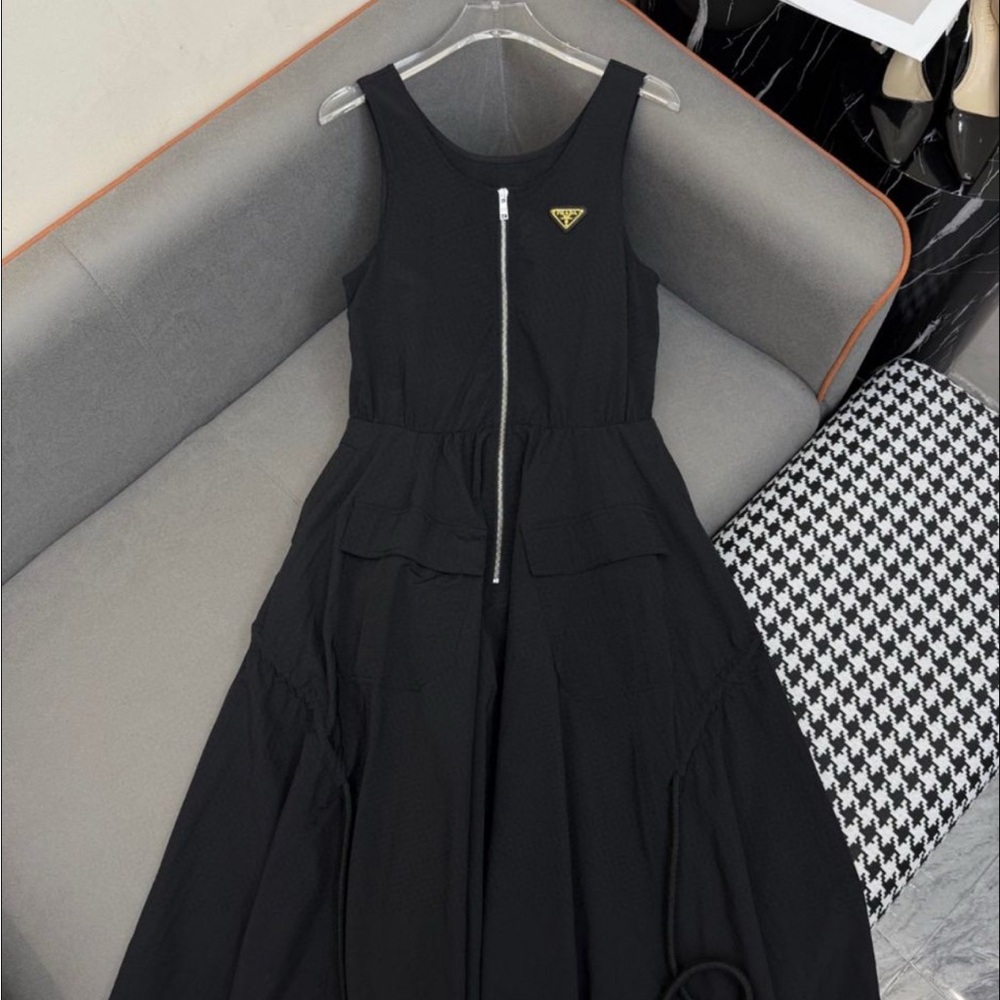 Elegant Black Midi Dress with Zipper
